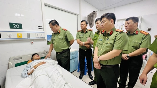 Vụ cháy chung cư mini ở Thanh Xuân, Hà Nội: Lãnh đạo Công an thành phố thăm hỏi 5 chiến sĩ bị thương trong khi làm nhiệm vụ